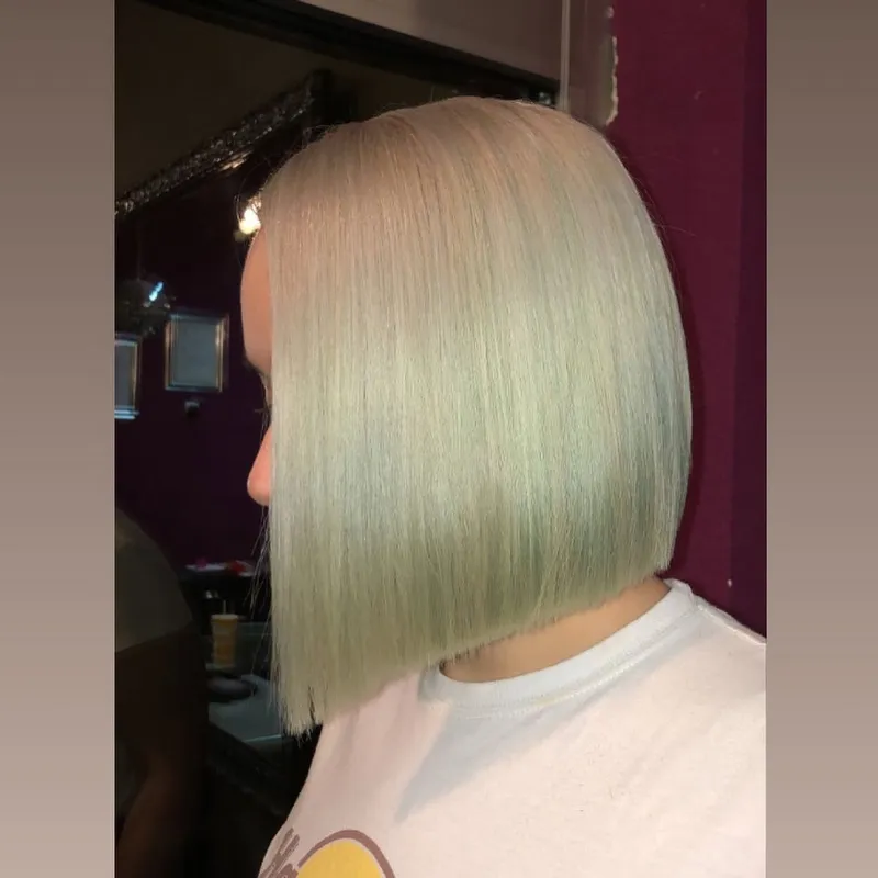 Sleek bob frizura, platinasta plava s pastelnim tonom, žensko šišanje Osijek