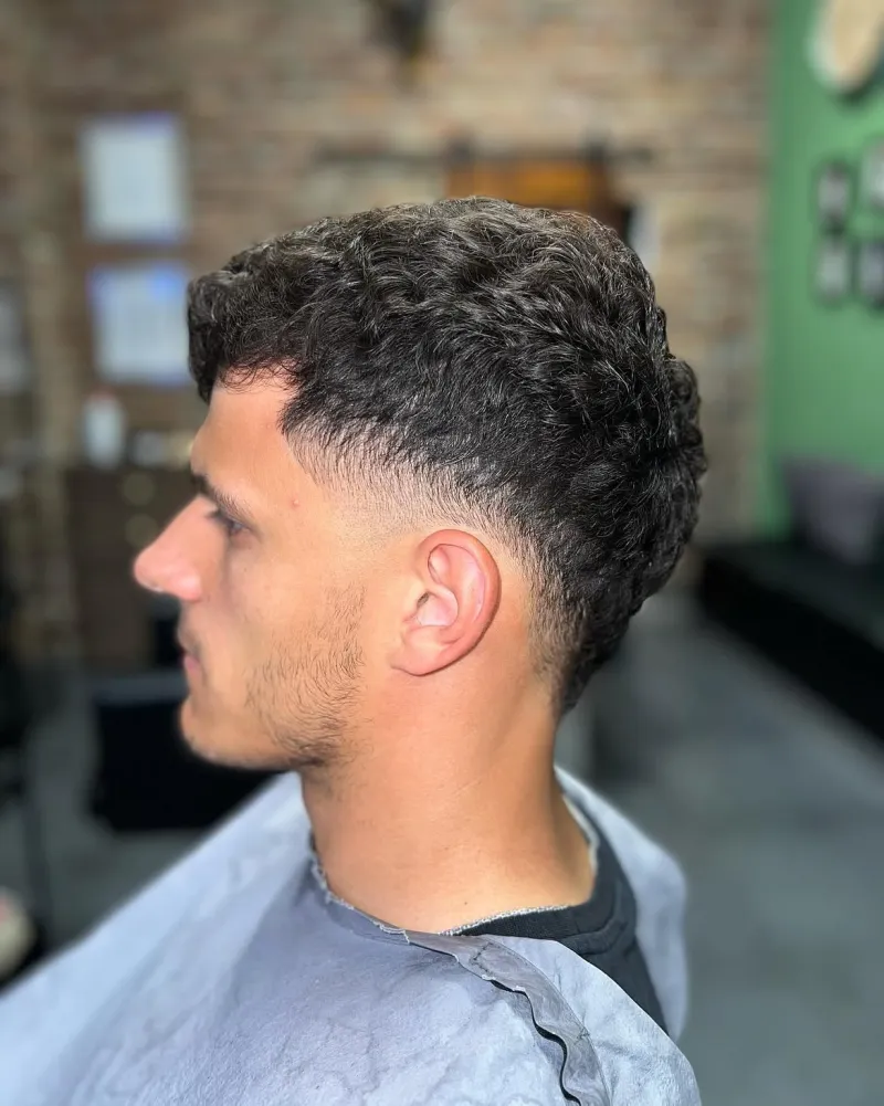 Low taper fade s kovrčavom kosom