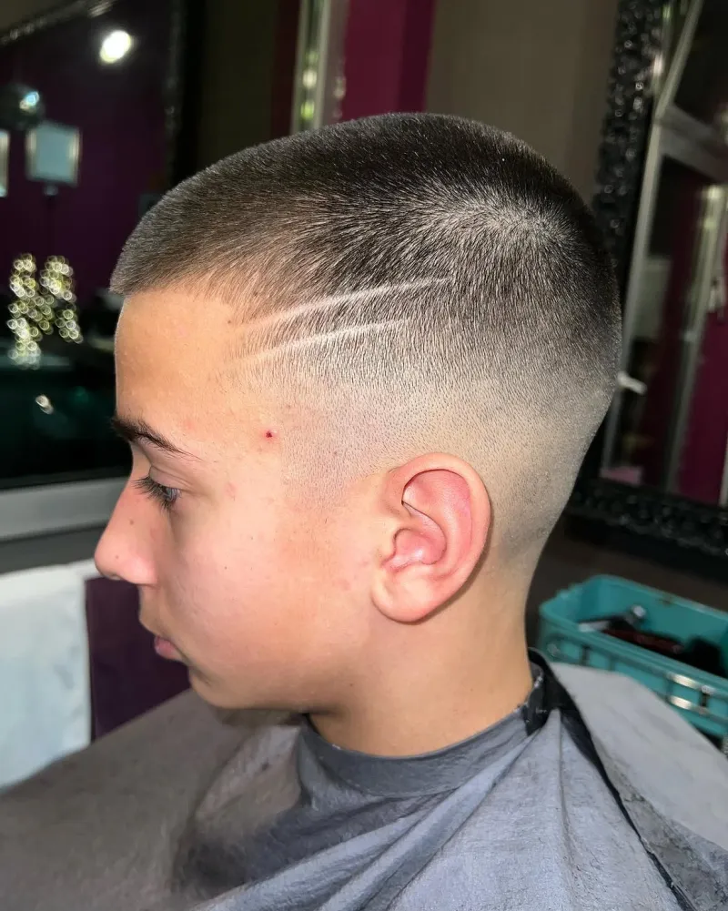 Buzz cut sa skin fadeom i hair design linijama